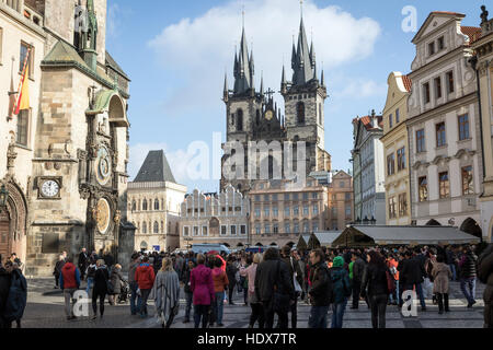 Menschenmassen in den Altstädter Ring in Prag, mit der astronomischen Uhr, links, und die Kirche unserer lieben Frau vor Týn Stockfoto