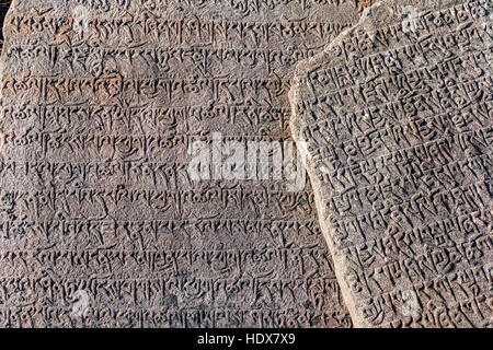 Mani Stein mit Felsen sciptures in tibetean Sprache im Kloster Thame Gompa Stockfoto