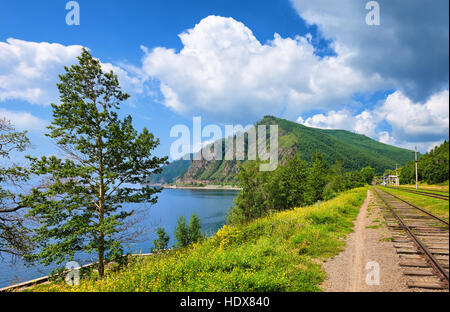 Circum-Baikal-Eisenbahn, Pappeln am Ufer des Baikalsees und hohen Hügel in der Mitte überwachsen mit Wald im Hintergrund Stockfoto