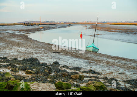 Creek Faversham bei Hollowshore im Winter niedrigen Gezeiten Kent England UK Stockfoto