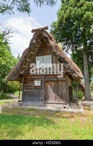 Teehaus Baikoan mit Gassho Stil Strohdach (ca. 19. Jh.) im Dorf Ōgimachi Gassho Stil. Der UNESCO Stockfoto