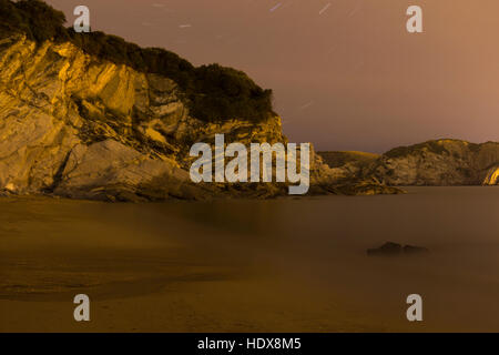 Felsen an der Küste in der Nacht Stockfoto