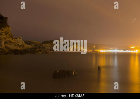 Felsen an der Küste in der Nacht Stockfoto