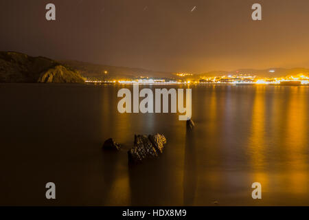 Felsen an der Küste in der Nacht Stockfoto