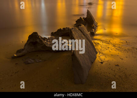 Felsen an der Küste in der Nacht Stockfoto