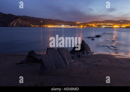 Felsen an der Küste in der Nacht Stockfoto