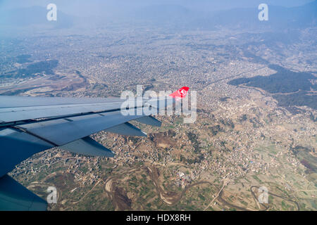 Blick auf die Stadt aus dem Flugzeug Stockfoto