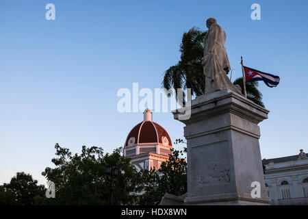 Die gewölbte Palacio de Gobierno, Parque Jose Marti und Statue, Cienfuegos, Kuba Stockfoto