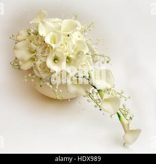 Brautstrauß aus Rosen, Lilien und Maiglöckchen, in weiß und Creme-Tönen gemacht. Stockfoto