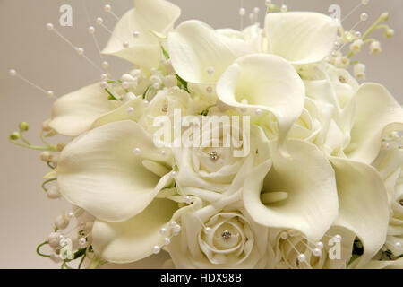 Brautstrauß aus Rosen, Lilien und Maiglöckchen, in weiß und Creme-Tönen gemacht. Stockfoto