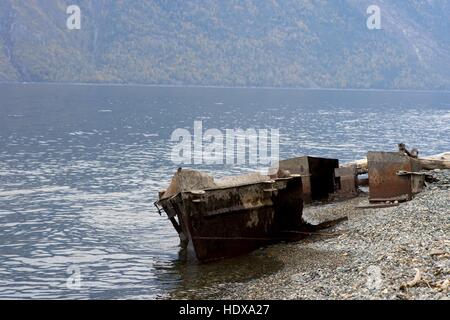 Alten Fischereifahrzeug auf See Küste Stockfoto
