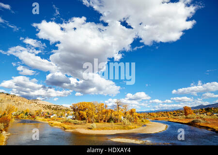 Wunderschöne Herbstlandschaft mit Eagle River, Colorado, USA. Stockfoto