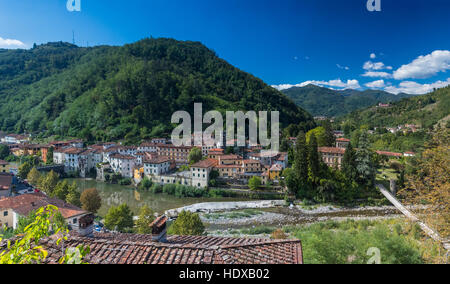 Das Dorf der Ponte di Serraglio, Bagni di Lucca, Toskana, Italien. Ein Dorf mit Expat Bewohnern beliebt. Stockfoto