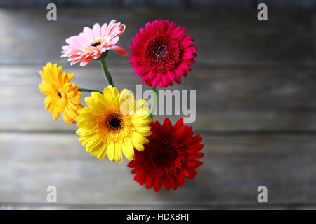 Bouquet von Gerbera auf Holzbrettern, Daisy Stockfoto
