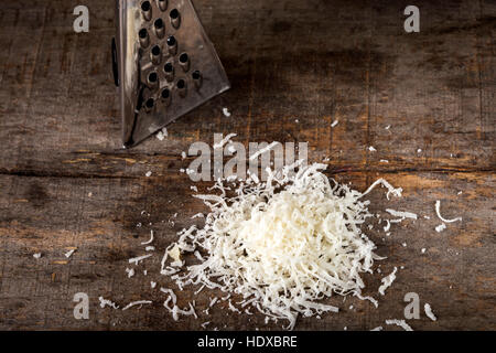 Frisch geriebener Parmesan-Käse auf Holztisch Stockfoto