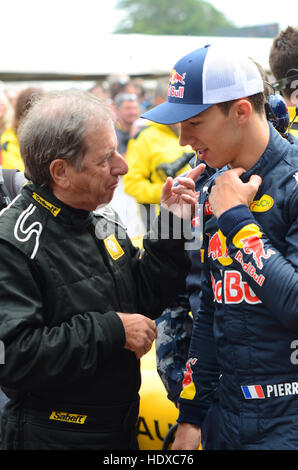 Ehemaliger Rallye-Fahrer Jean Ragnotti mit Pierre Gasly, französischer Formel-1-Rennfahrer, beim Goodwood Festival of Speed 2016, Großbritannien. Fahrer Stockfoto