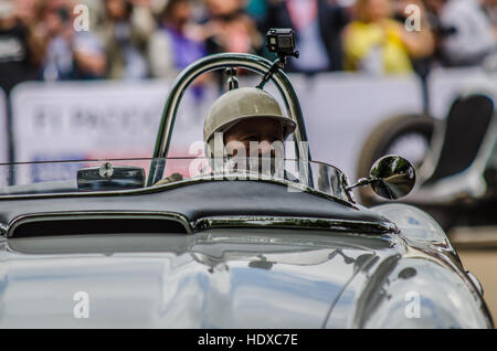 Stirling Moss fährt einen Mercedes-Oldtimer in Goodwood, Großbritannien Stockfoto