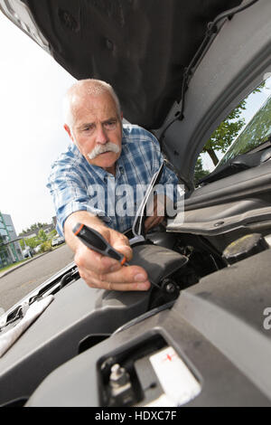 pensionierter Mann sein Automotor Service Stockfoto