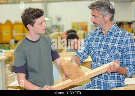 Lehrer und Schüler in der Klasse der Zimmerei Stockfoto