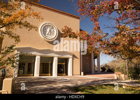 Bäume umrahmen die Hauptstadt Gebäude in Santa Fe Stockfoto