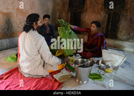 Ein Hindupriester Durchführung Puja im Inneren des Shiva Dol-Tempels in Sivasagar, Assam. Stockfoto