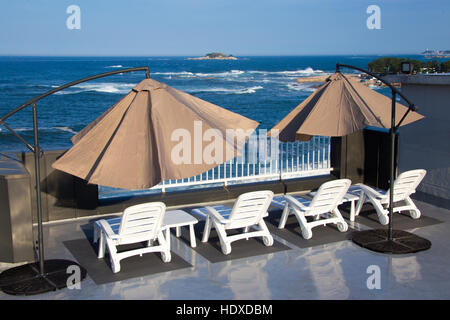 Liegestühle und Sonnenschirme auf Villa de Aya, Ostsee, Sukcho, Südkorea Stockfoto