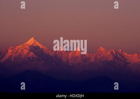 Panchchuli Spitzen, Munshyari, Uttarakhand, Indien: 13. Dezember 2006: rosa Farbe Panchchuli Peaks bei Munsyari Uttarakhand, Indien. Stockfoto