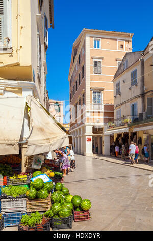 Korfu, Griechenland - 1. Juli 2011: Touristen kaufen Obst und Gemüse in einem Straße Laden in der Altstadt Stockfoto