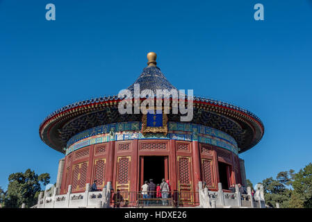 Imperial Gewölbe des Himmels, Tempel des Himmels, Peking, China, mit blauem Himmel und Touristen, die auf der Suche nach innen Tür. Stockfoto