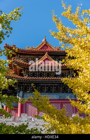 Verbotene Stadt im Herbst mit bunten Herbst gelbe Blätter framing Eckturm, Peking, China Stockfoto