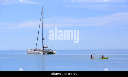 Mutter und Sohn, Kajakfahren auf dem ruhigen Wasser in Monkey Mia in der Shark Bay, Westaustralien Stockfoto