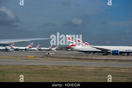 British Airways Flotte parkten außen terminal 2 am Heathrow Airport London UK SCO 11.274. Stockfoto