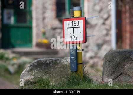 deutsche Zeichen für Hydranten und Absperrschieber, Amtswerder, Feldberg, Feldberger Seenlandschaft, Landkreis Mecklenburgische Seenplatte, Mecklenburg-vorp Stockfoto