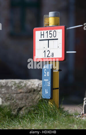 deutsche Zeichen für Hydranten und Absperrschieber, Amtswerder, Feldberg, Feldberger Seenlandschaft, Landkreis Mecklenburgische Seenplatte, Mecklenburg-vorpo Stockfoto