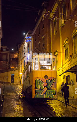 Ascensor da Glória, Standseilbahn Straßenbahn, Calçada da Glória, Lissabon, Portugal in der Nacht Stockfoto