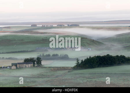 Tiefliegende Nebel im Morgengrauen ein wenig nördlich von Cawfield Klippen, Hadrianswall, Northumberland - gesehen von den Klippen Stockfoto