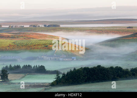 Tiefliegende Nebel im Morgengrauen ein wenig nördlich von Cawfield Klippen, Hadrianswall, Northumberland - gesehen von den Klippen Stockfoto