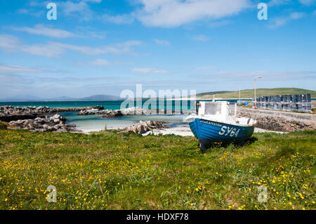 Ein Fischerboot am kleinen Hafen von Eoligarry auf der Insel Barra in den äußeren Hebriden. Stockfoto