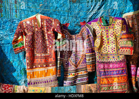 Stadtstraße Markt mit traditioneller Kleidung an der Wand von Jaisalmer Fort in Rajasthan, Indien Stockfoto