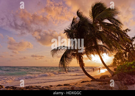 Sonnenuntergang am Strand von Dover, St. Lawrence Gap, Südküste, Barbados, Karibik. Stockfoto