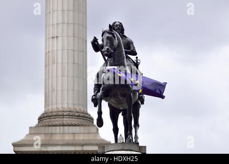 London, England, Vereinigtes Königreich. Statue (1633: Hubert le Sueur) von König Charles i. (1600-49) im Trafalgar Square mit EU Flagge. Londons älteste Reiterstatue. Stockfoto