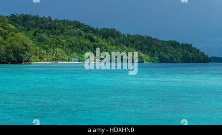 Schöne blaue Lagoone kurz vor Gewitter, Gam Insel West Papua, Raja Ampat, Indonesien Stockfoto