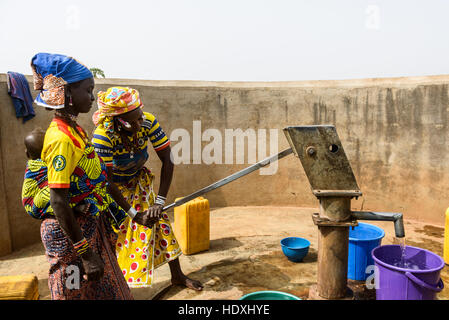 Fulani-Frauen immer Wasser in die Wasserpumpe, nördlichen Togo Stockfoto