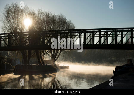 30. November 2016. London, UK.  Eine Brücke über den Fluss Lea in Tottenham, London, an einem kalten, nebligen Morgen. Foto: David Mirzoeff / Alamy Stockfoto