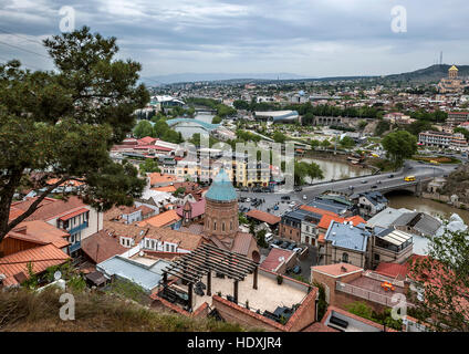 Georgien, Tiflis. Blick vom Narikala Festung der Altstadt, den Fluss Kura, Friedensbrücke, der Präsidentenpalast, die Kathedrale des Heiligen Trinit Stockfoto