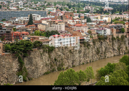 Georgien, Tiflis. Blick von der Festung Narikala auf Avlabari Bezirk, befindet sich auf einer Klippe, verlassen das Wasser im Fluss Kura. Stockfoto