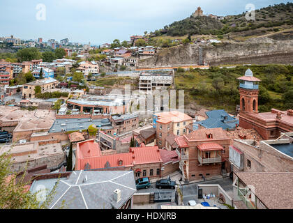 Georgien, Tiflis. Blick von der Festung Narikala Altstadt, Schwefelbäder, eine Moschee. Stockfoto