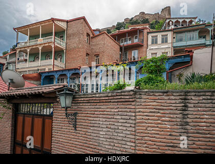 Georgien, Tiflis, in die Altstadt von der Festung Narikala. Berühmte Tbilisi Balkone. Stockfoto