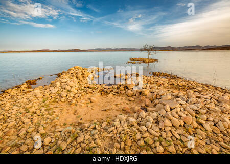 Wasserspeicher El Mansour Eddahbi in der Nähe von Ouarzazate in Marokko besteht aus mehreren verbundenen Seen. Stockfoto