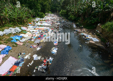 Wäsche in den Flüssen der Insel São Tomé, São Tomé e Príncipe Stockfoto